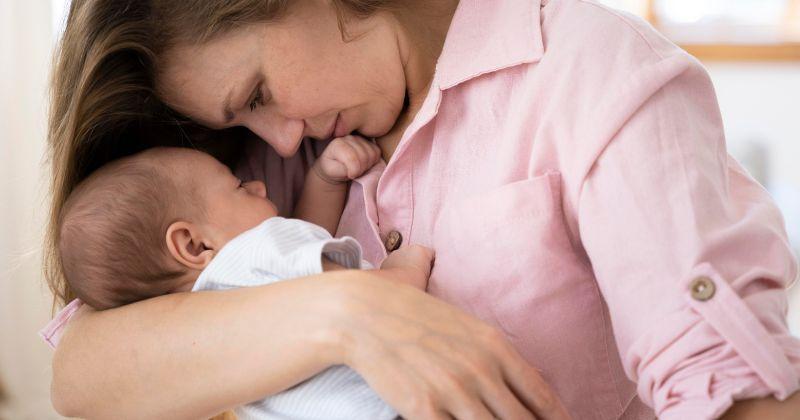 Cara Menenangkan Bayi Menangis dengan Fetal Position